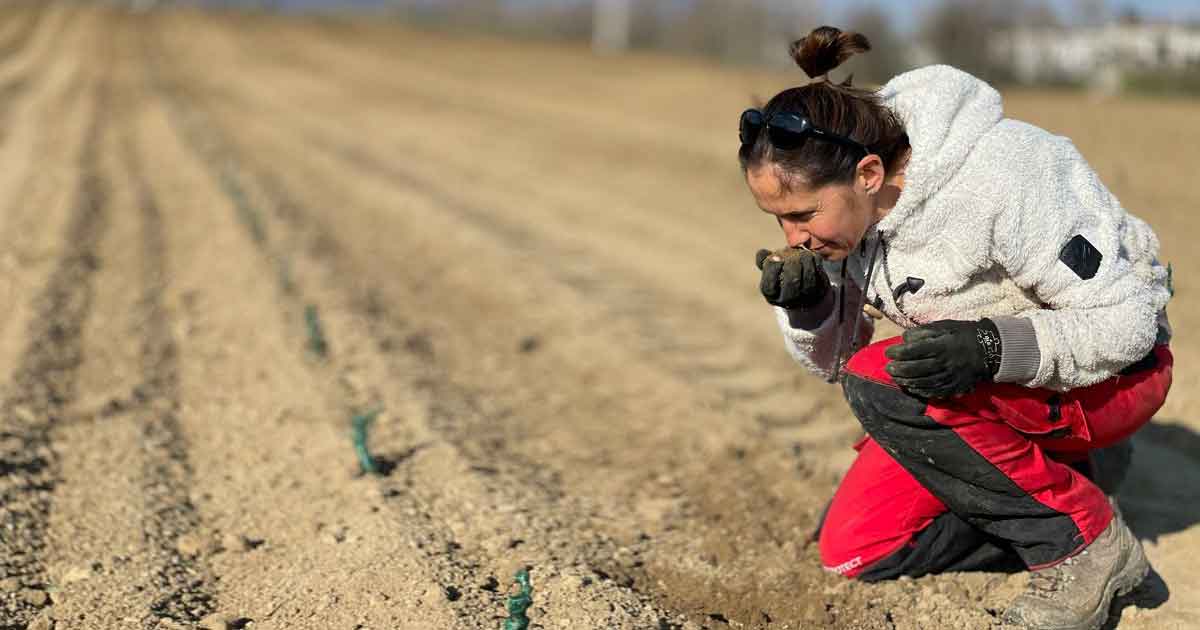 Foto_Monia_sui campi_di_Terraprava_Azienda_Agricola